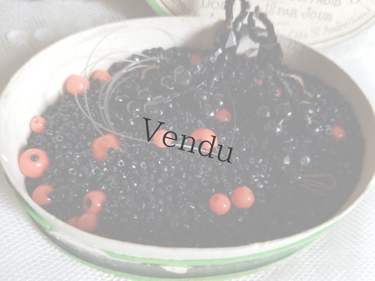 画像2: フランスアンティーク　たっぷりビーズ入りファーマシーボックス (2)