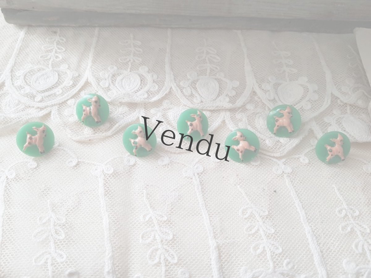 画像2: フランスヴィンテージ　バンビの型抜きボタンVert 18mm (2)