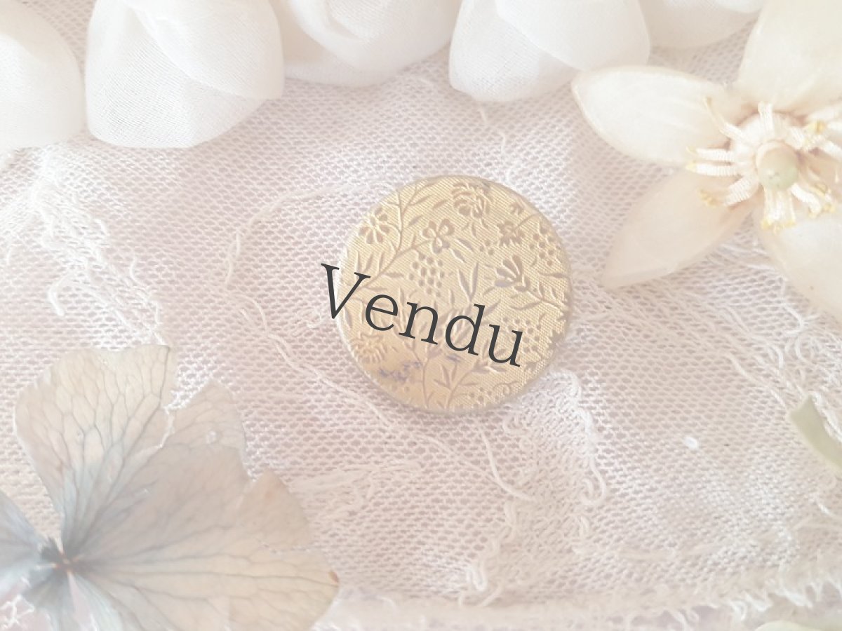 画像2: フランスアンティーク　ボタニカル柄ゴールドメタルボタン 23mm (2)