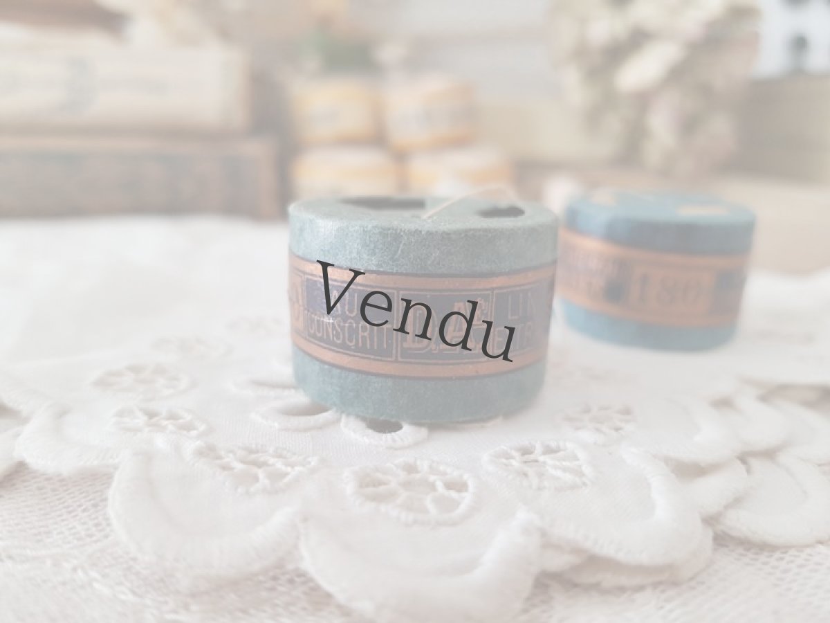 画像2: フランスアンティーク　AU CONSCRIT 小さな紙製カプセル型の糸玉 リネン 100 (2)