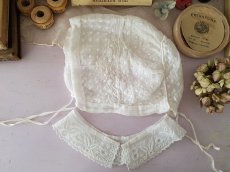 画像1: フランスアンティーク　白糸刺繍の小さなボネとつけ襟セット (1)