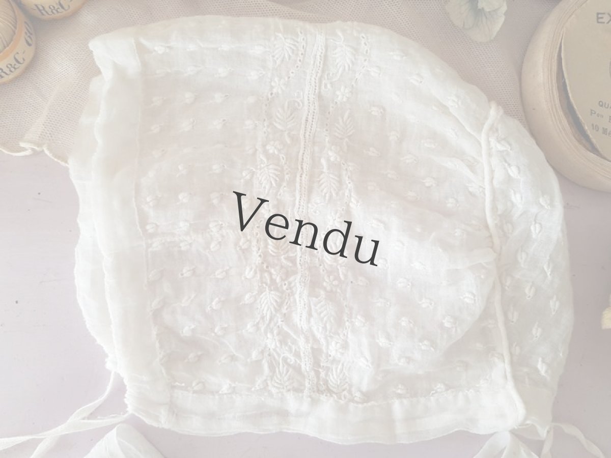 画像2: フランスアンティーク　白糸刺繍の小さなボネとつけ襟セット (2)