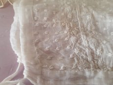 画像4: フランスアンティーク　白糸刺繍の小さなボネとつけ襟セット (4)