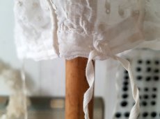 画像8: フランスアンティーク　白糸刺繍の小さなボネとつけ襟セット (8)