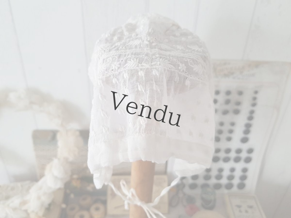 画像10: フランスアンティーク　白糸刺繍の小さなボネとつけ襟セット (10)