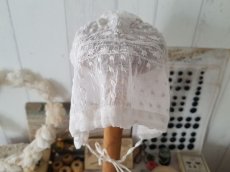 画像10: フランスアンティーク　白糸刺繍の小さなボネとつけ襟セット (10)