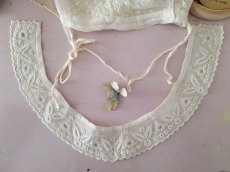 画像11: フランスアンティーク　白糸刺繍の小さなボネとつけ襟セット (11)