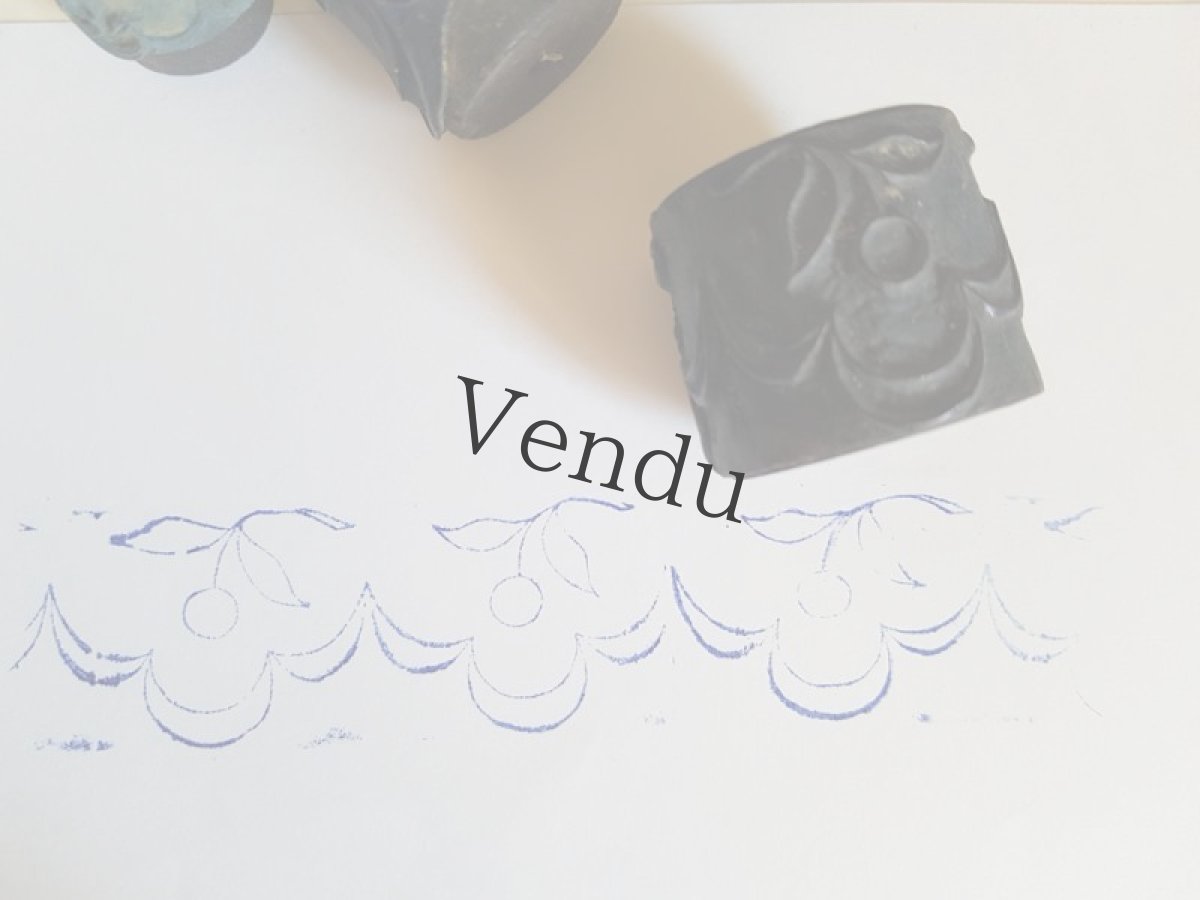 画像2: フランスアンティーク　刺繍木製スタンプ　木の実／果実 32mm (2)