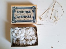 画像7: フランスアンティーク　ミルクガラスボタン箱 BOUTONS SUPÉRIEURS (7)