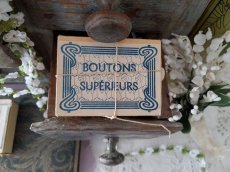 画像1: フランスアンティーク　ミルクガラスボタン箱 BOUTONS SUPÉRIEURS (1)