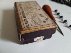 画像8: フランスアンティーク　1900年前後　箱入り専用工具つきブーツ用ボタン (8)