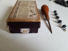 画像9: フランスアンティーク　1900年前後　箱入り専用工具つきブーツ用ボタン (9)