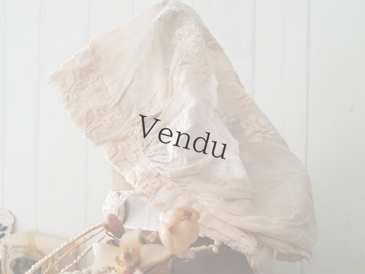 画像2: フランスアンティーク 1900年代頃　白糸刺繍のボネ (2)