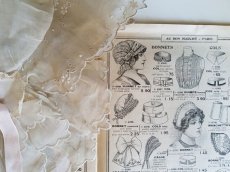 画像9: フランスアンティーク　1900年代　白糸刺繍リネンローン地のボネ (9)