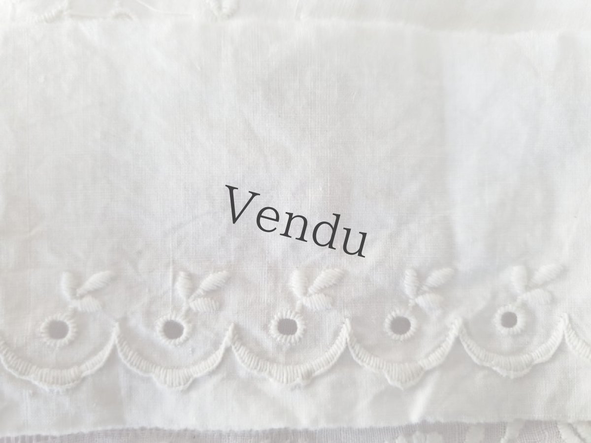 画像2: フランスアンティーク　刺繍スカラップ端切れ 140cm (2)