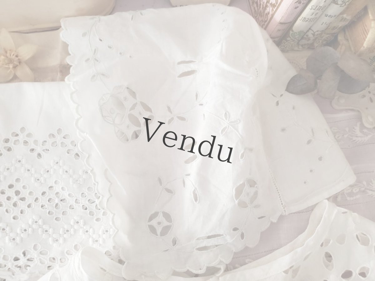 画像2: フランス蚤の市　白いボタンつきカットワーク刺繍セット　 (2)