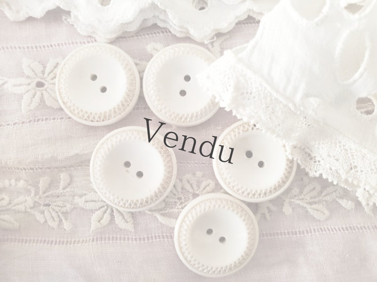 画像11: フランス蚤の市　白いボタンつきカットワーク刺繍セット　 (11)
