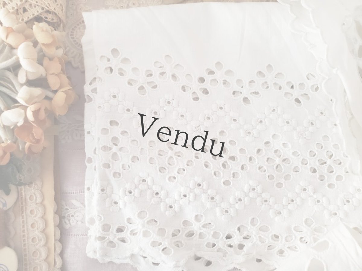 画像6: フランス蚤の市　白いボタンつきカットワーク刺繍セット　 (6)