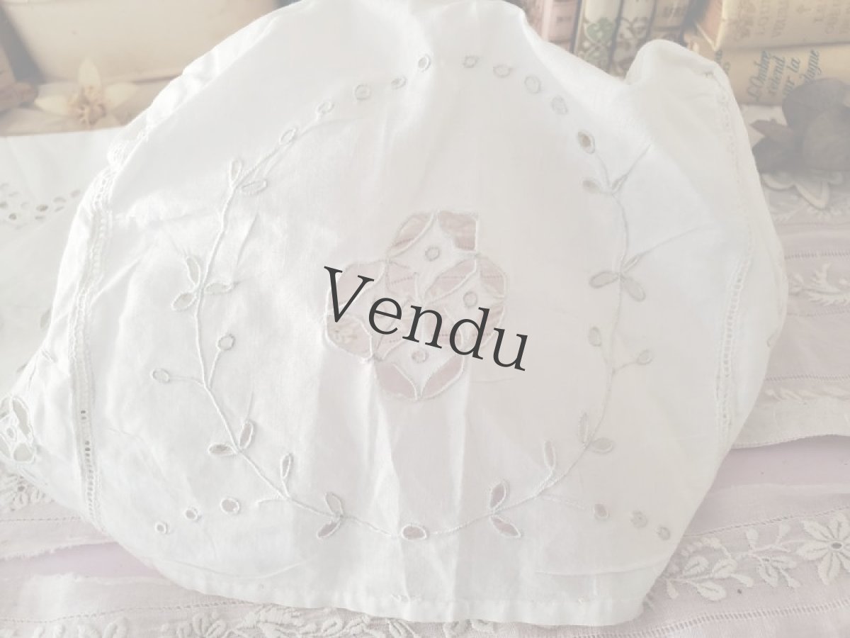 画像3: フランス蚤の市　白いボタンつきカットワーク刺繍セット　 (3)