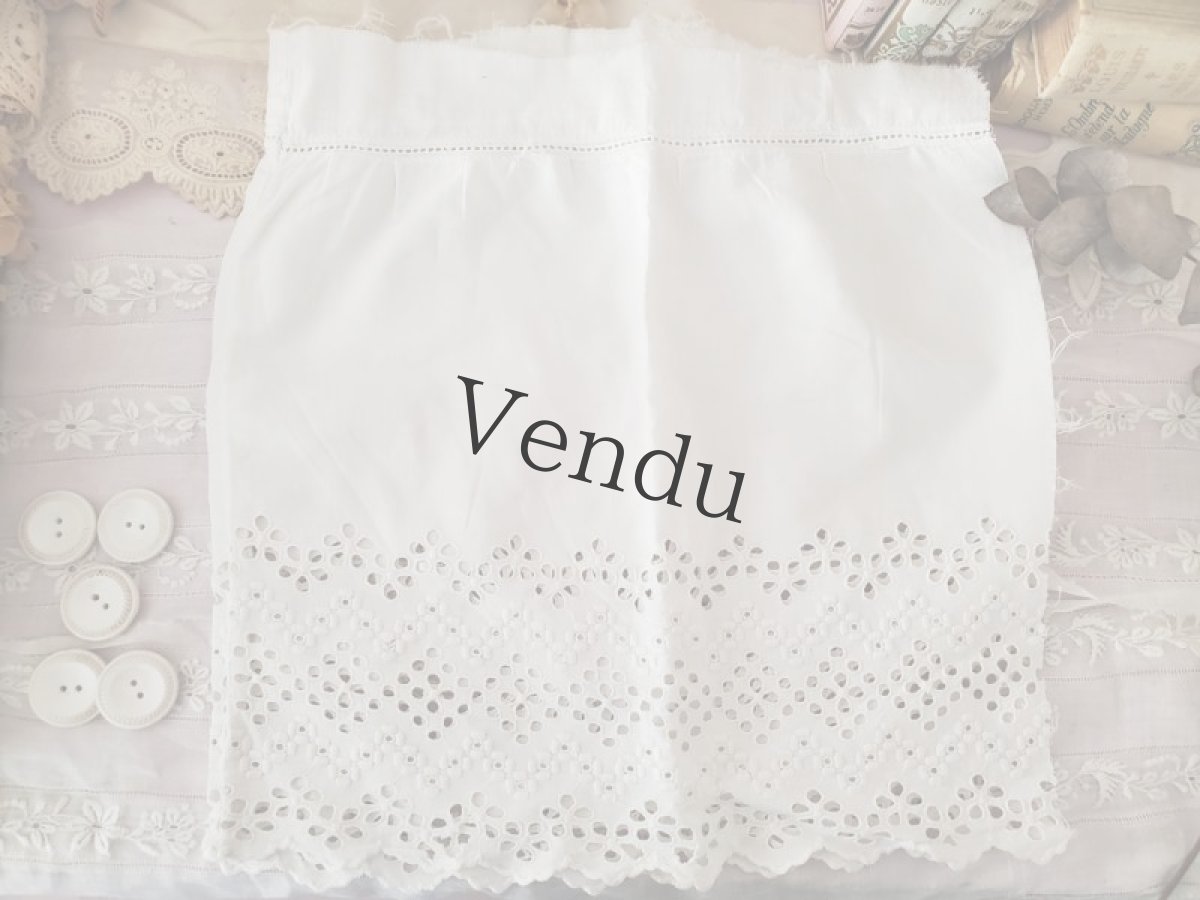 画像7: フランス蚤の市　白いボタンつきカットワーク刺繍セット　 (7)