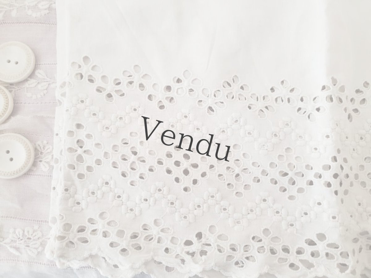 画像9: フランス蚤の市　白いボタンつきカットワーク刺繍セット　 (9)