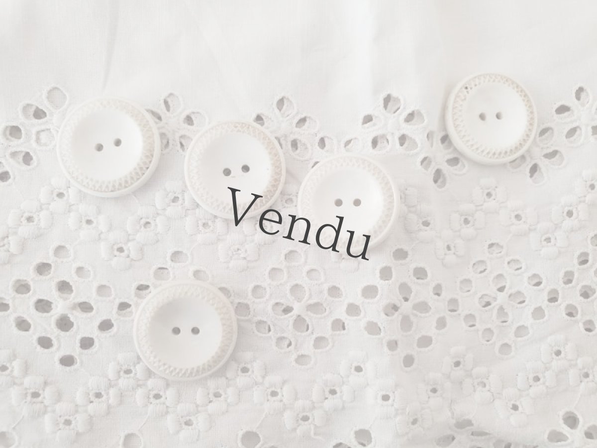 画像12: フランス蚤の市　白いボタンつきカットワーク刺繍セット　 (12)