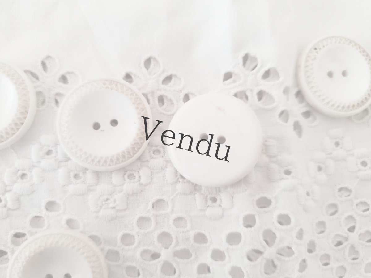 画像14: フランス蚤の市　白いボタンつきカットワーク刺繍セット　 (14)