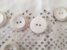 画像14: フランス蚤の市　白いボタンつきカットワーク刺繍セット　 (14)