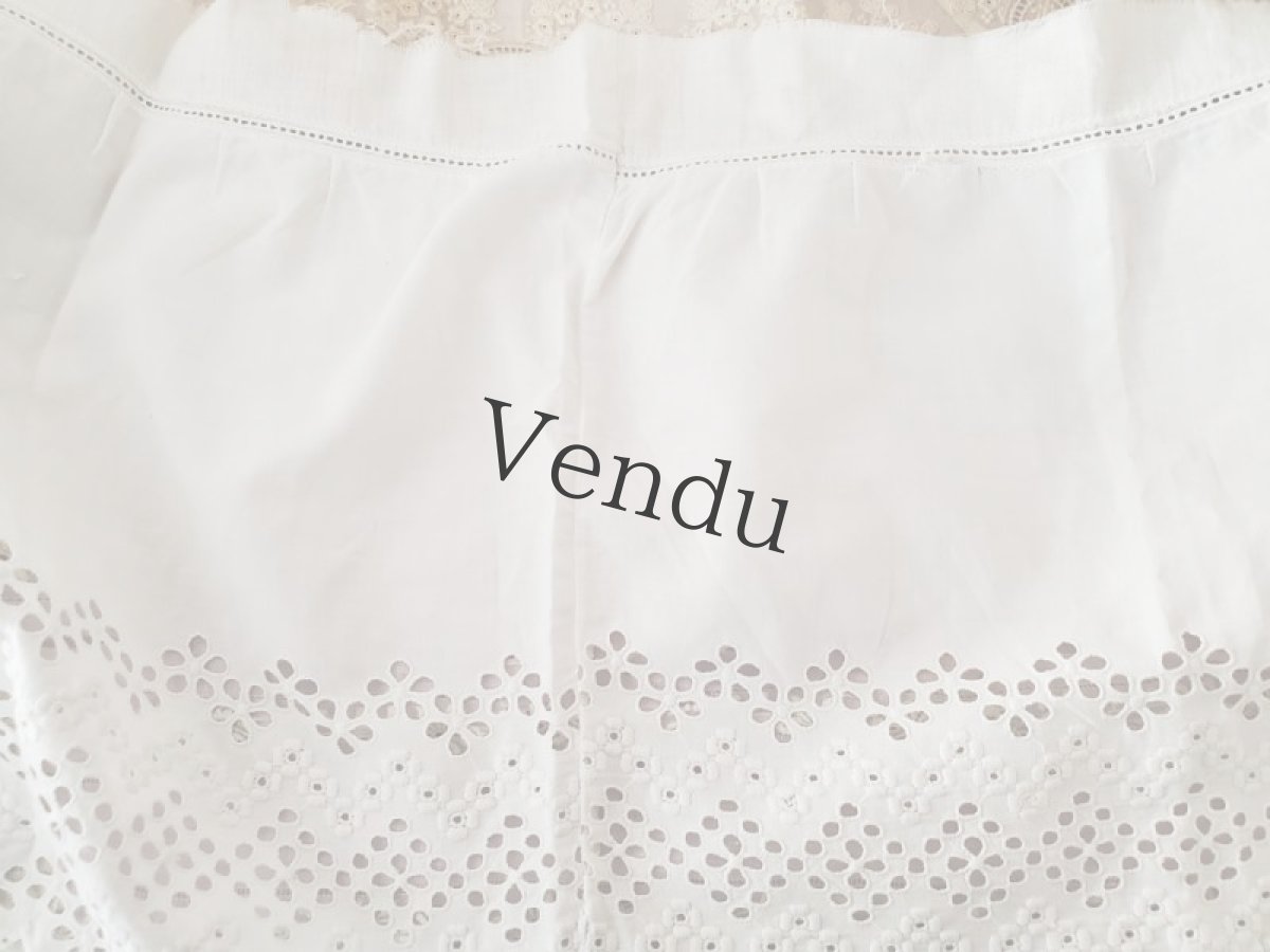 画像10: フランス蚤の市　白いボタンつきカットワーク刺繍セット　 (10)