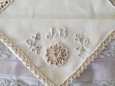 画像2: フランスヴィンテージ　JBイニシャル刺繍入りハンカチ (2)