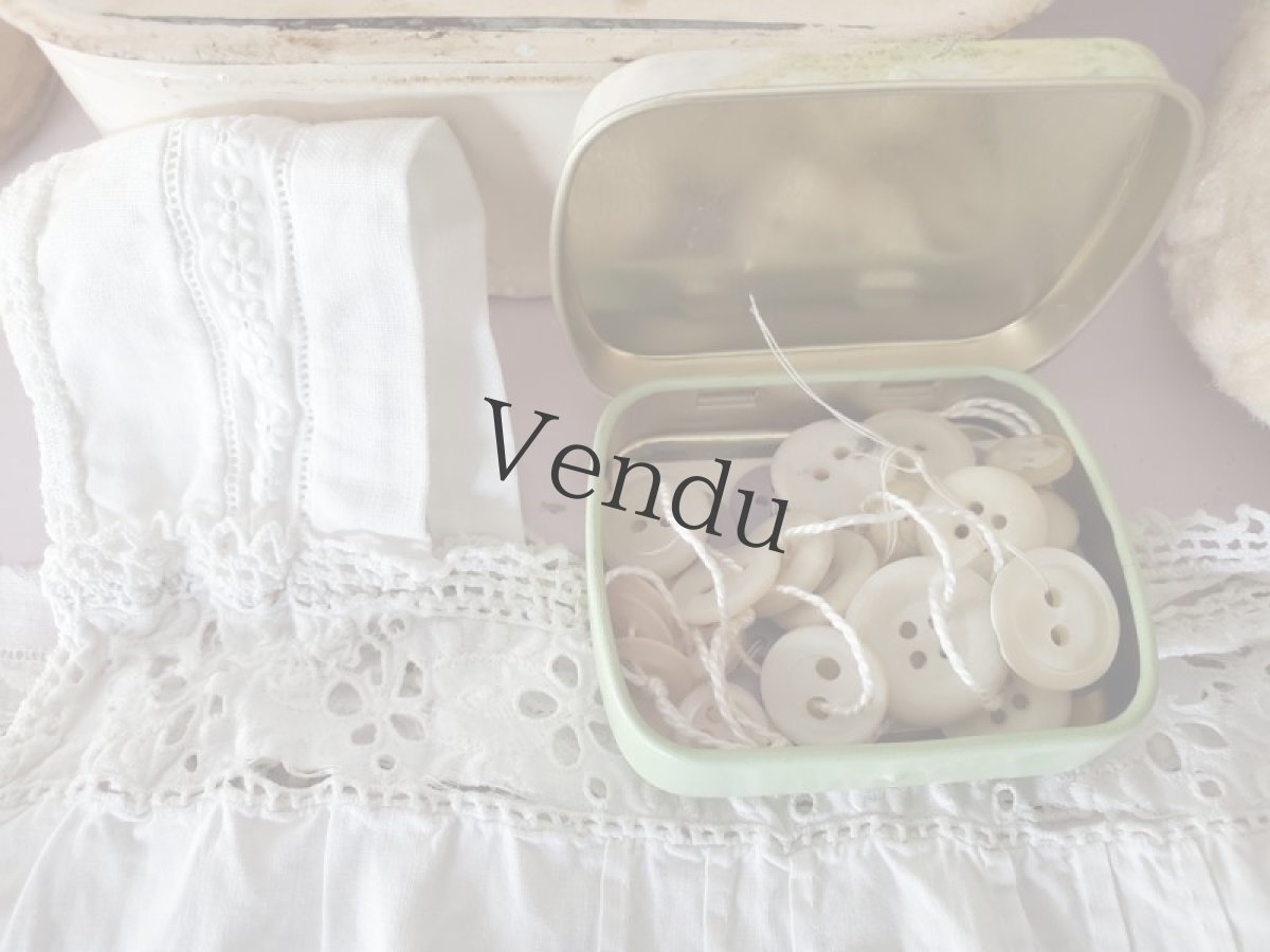 画像14: フランス蚤の市　少女ワンピース入り端切れセット５種 缶入りボタンつき (14)