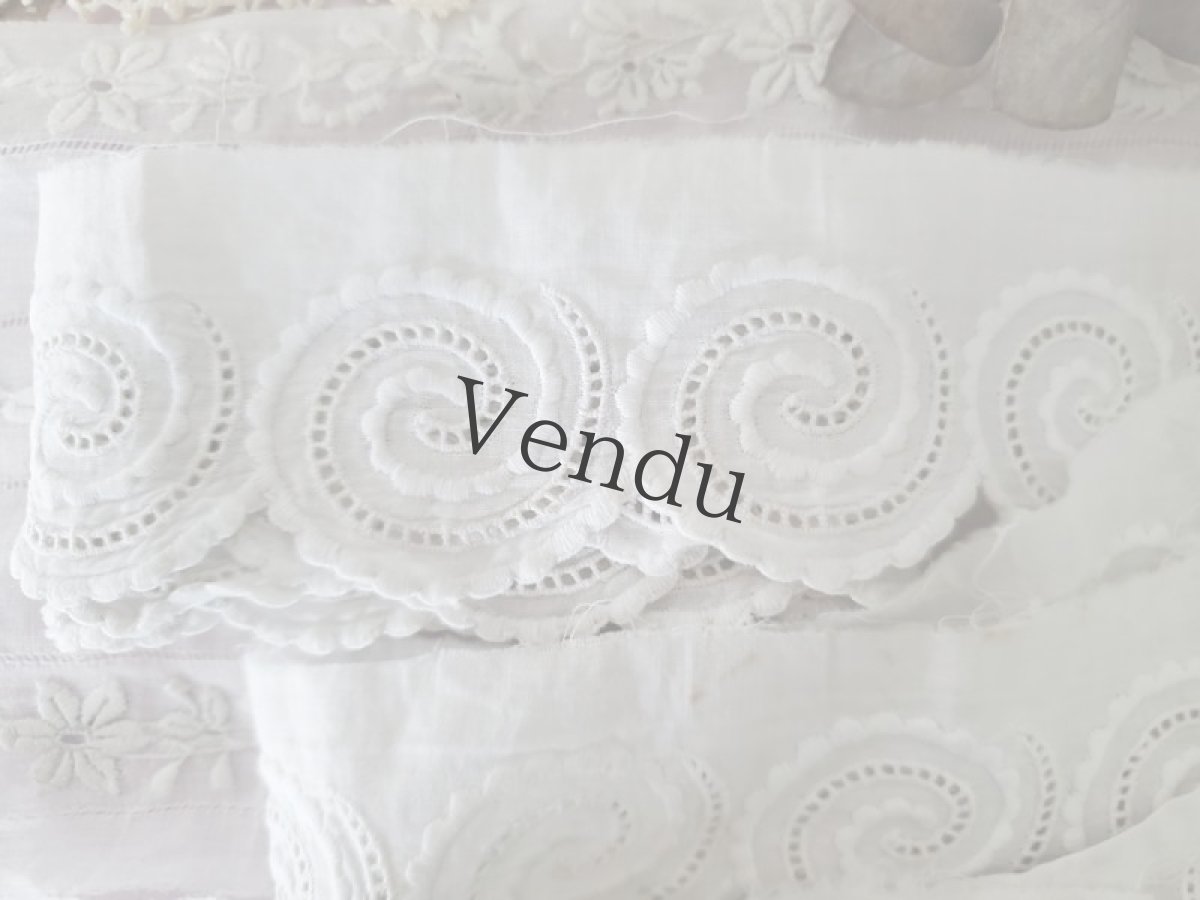 画像2: フランスアンティーク　くるくるうずまき刺繍のスカラップレース 250cm (2)