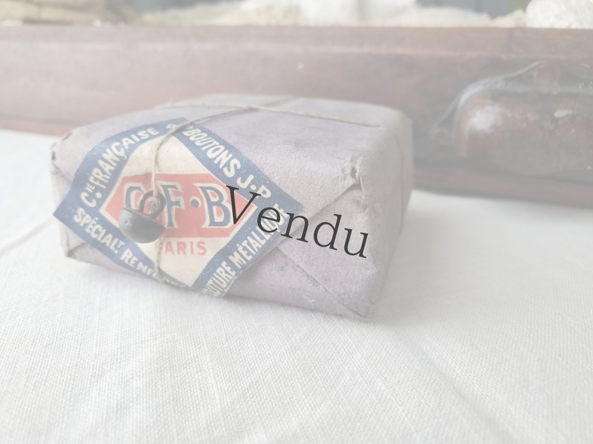 画像3: フランス 1900年前後 包み紙ラベルつき黒ボタンシート 9mm (3)