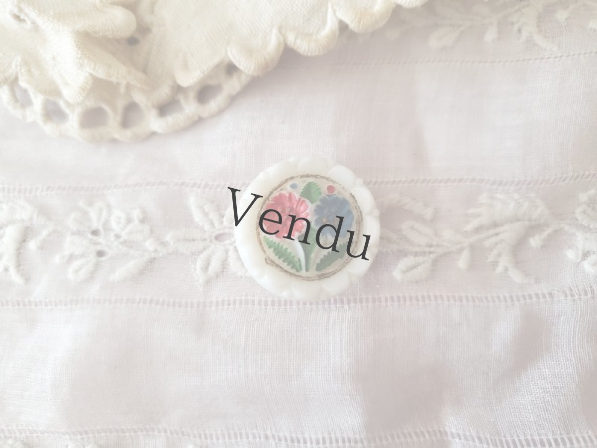 画像2: フランスヴィンテージ　白ガラスペイントボタン 29mm (2)