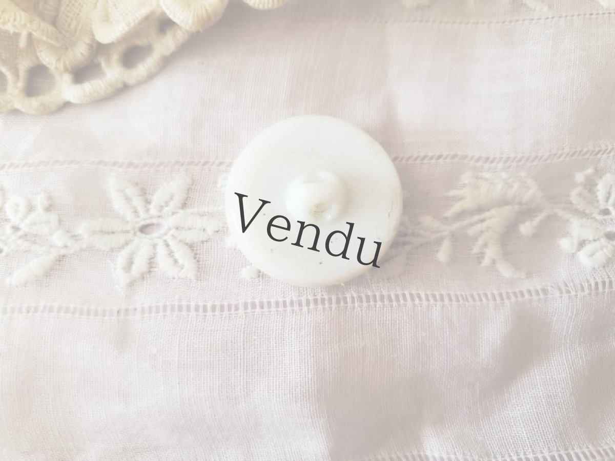 画像4: フランスヴィンテージ　白ガラスペイントボタン 29mm (4)