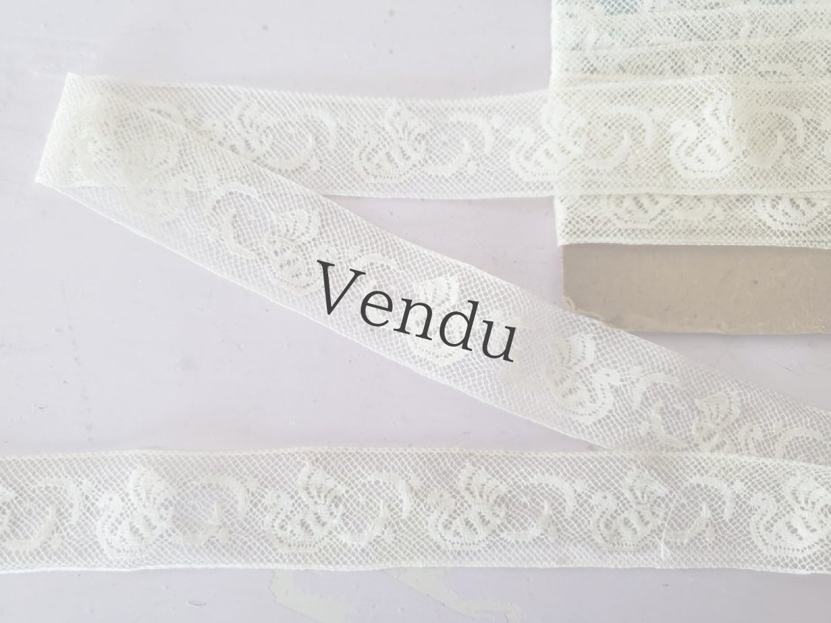 画像2: フランスヴィンテージ　台紙巻きチュールレース　鳥のデザイン 299cm (2)