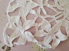 画像6: フランス蚤の市　リシュリュー刺繍のマット　水仙 (6)