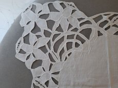 画像1: フランス蚤の市　リシュリュー刺繍のマット　水仙 (1)