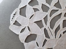 画像2: フランス蚤の市　リシュリュー刺繍のマット　水仙 (2)