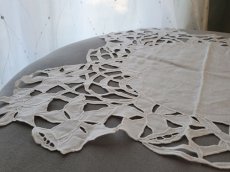 画像4: フランス蚤の市　リシュリュー刺繍のマット　水仙 (4)