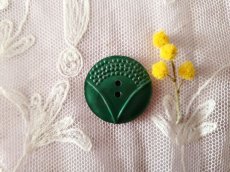 画像1: フランスヴィンテージ　深い緑色のお花ボタン 22mm (1)