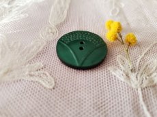 画像2: フランスヴィンテージ　深い緑色のお花ボタン 22mm (2)