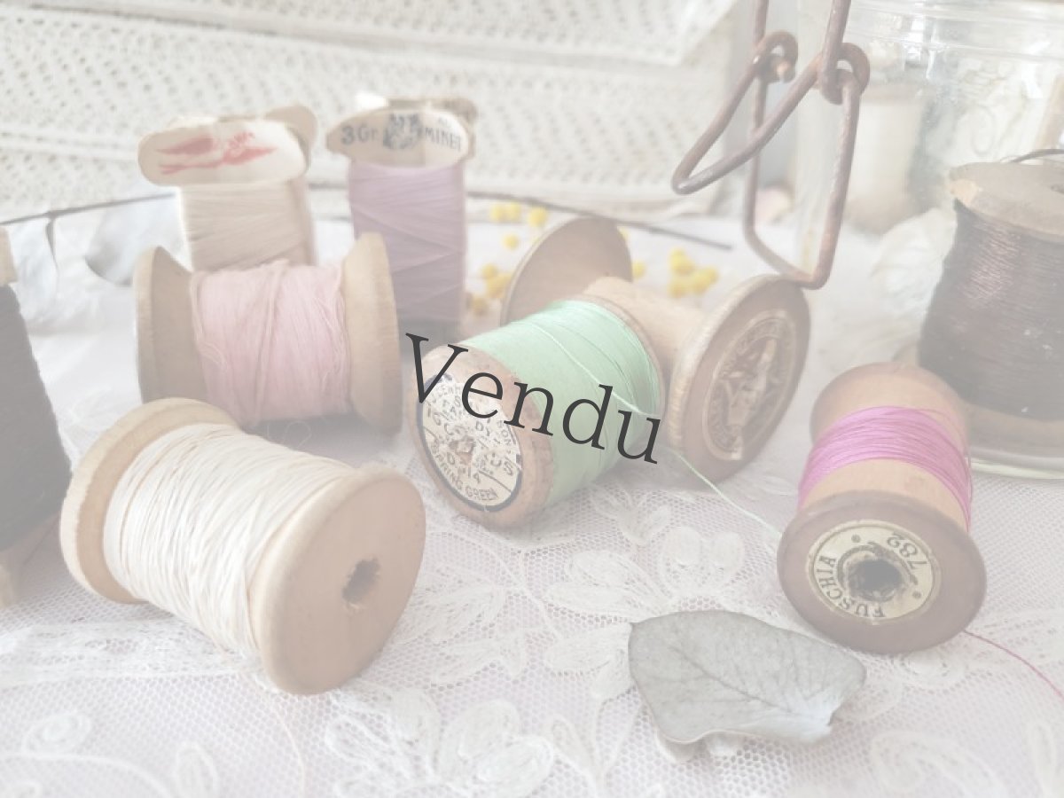 画像3: フランス蚤の市　ガラス瓶入り　木製ボビン糸巻き【送料込み】 (3)