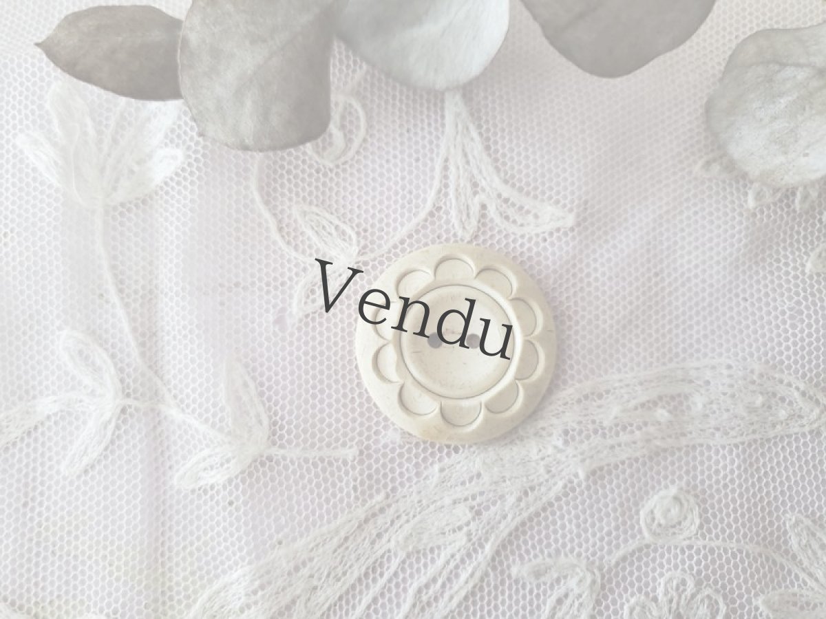 画像4: フランスアンティーク　お花ボタン カゼイン 26mm (4)