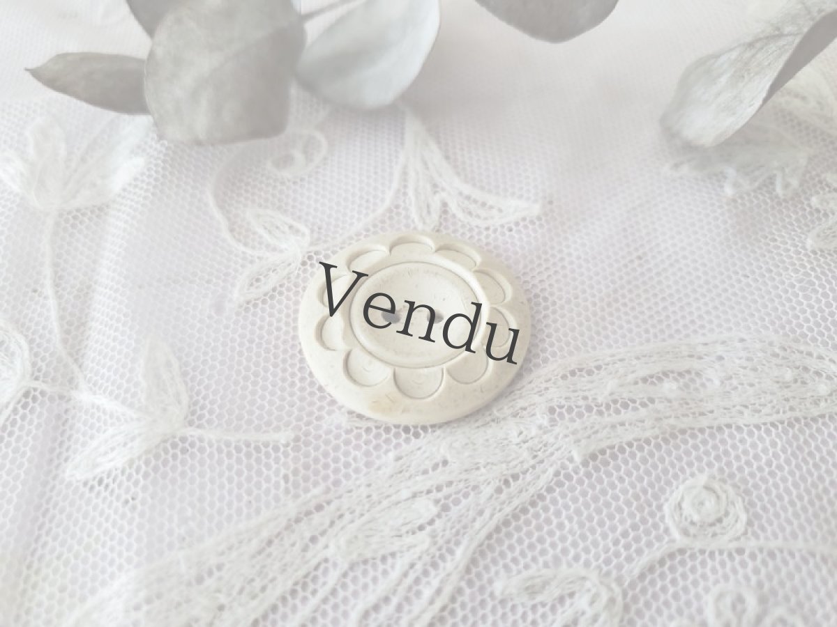 画像5: フランスアンティーク　お花ボタン カゼイン 26mm (5)