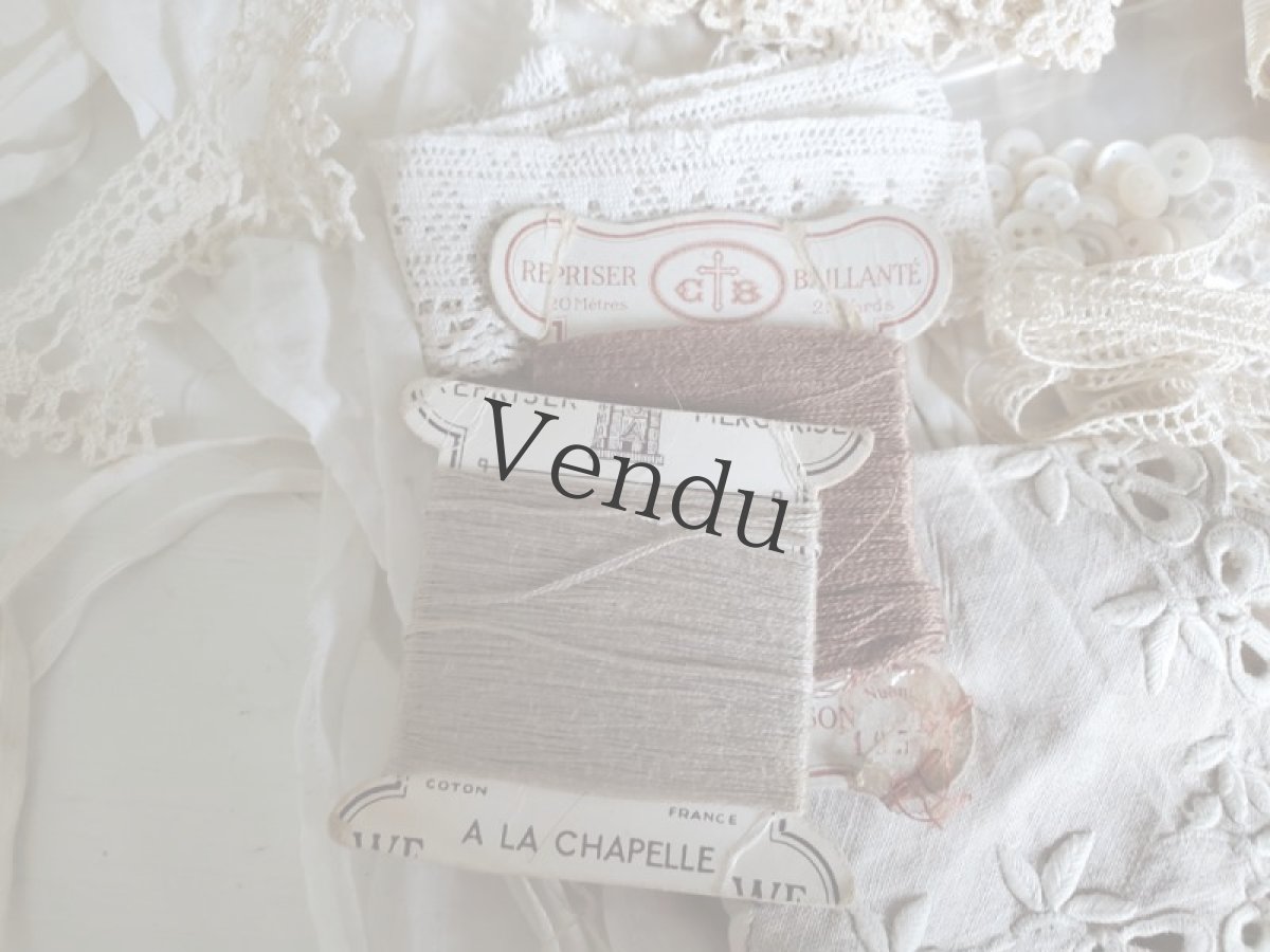 画像6: フランスアンティーク　レースと端切れ、糸巻き貝ボタンのセット (6)