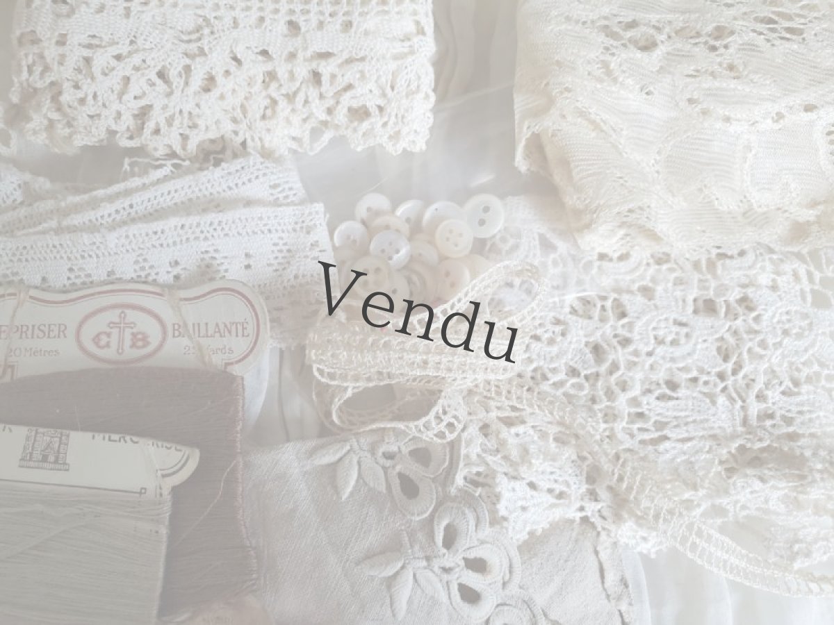 画像7: フランスアンティーク　レースと端切れ、糸巻き貝ボタンのセット (7)