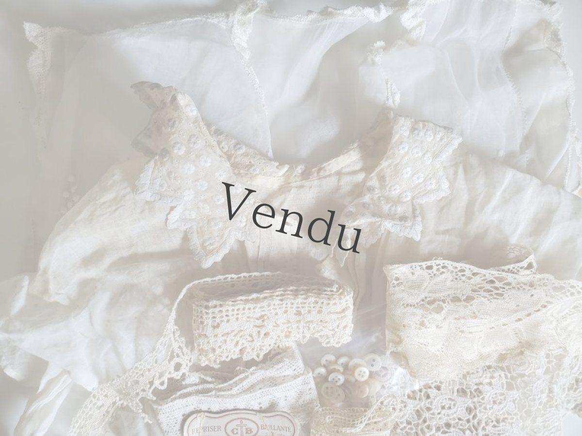 画像2: フランスアンティーク　レースと端切れ、糸巻き貝ボタンのセット (2)