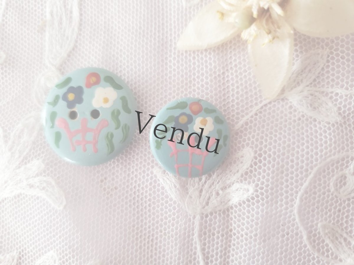 画像2: フランスヴィンテージ　手描きペイント木製ボタン 大小2個セット (2)