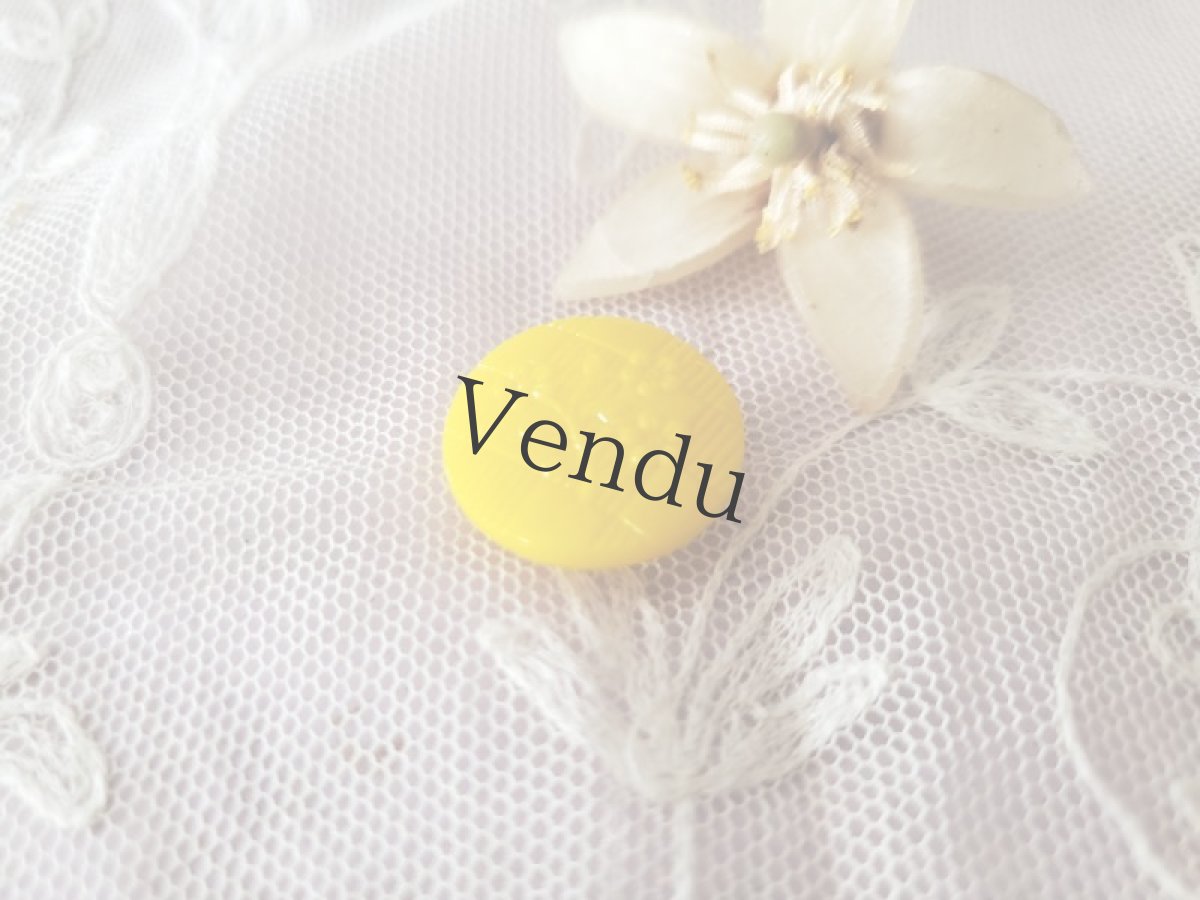 画像2: フランスヴィンテージ　お花型抜きガラスボタン カナリア色 18mm (2)